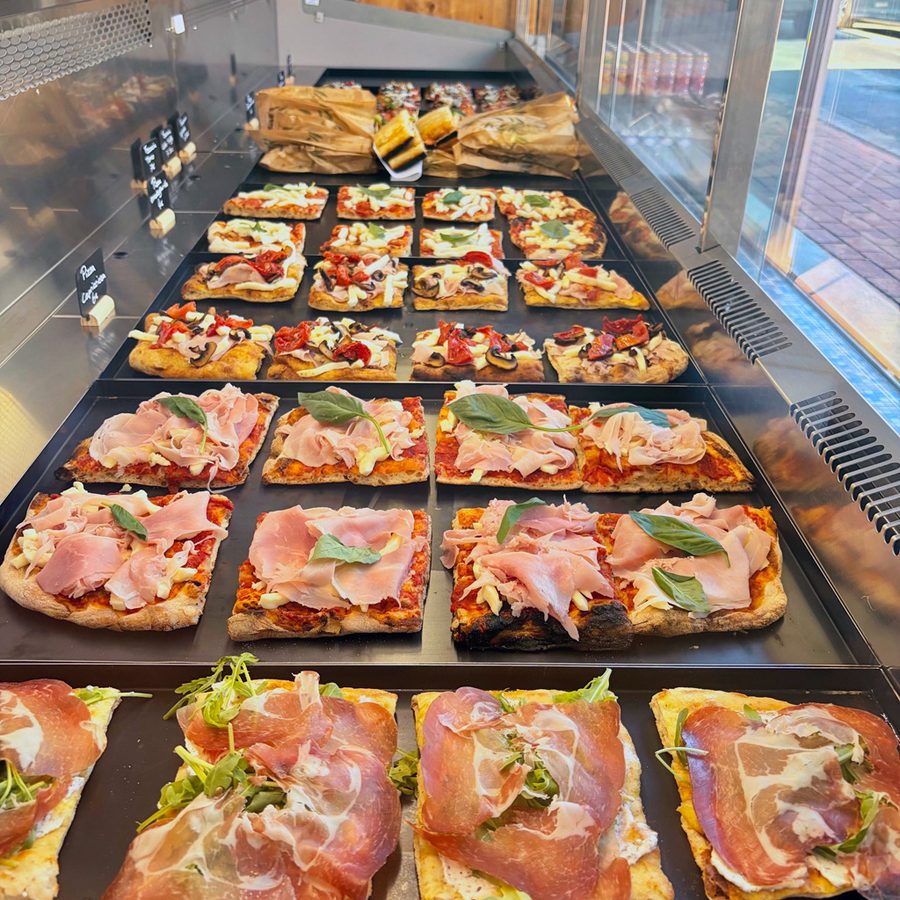 La vitrine d'Impasto ouverte sur la rue, à Soulac-sur-Mer