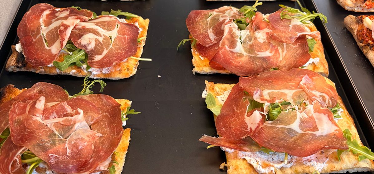 Parts de pizza alla pala à la spianata et aux légumes grillés